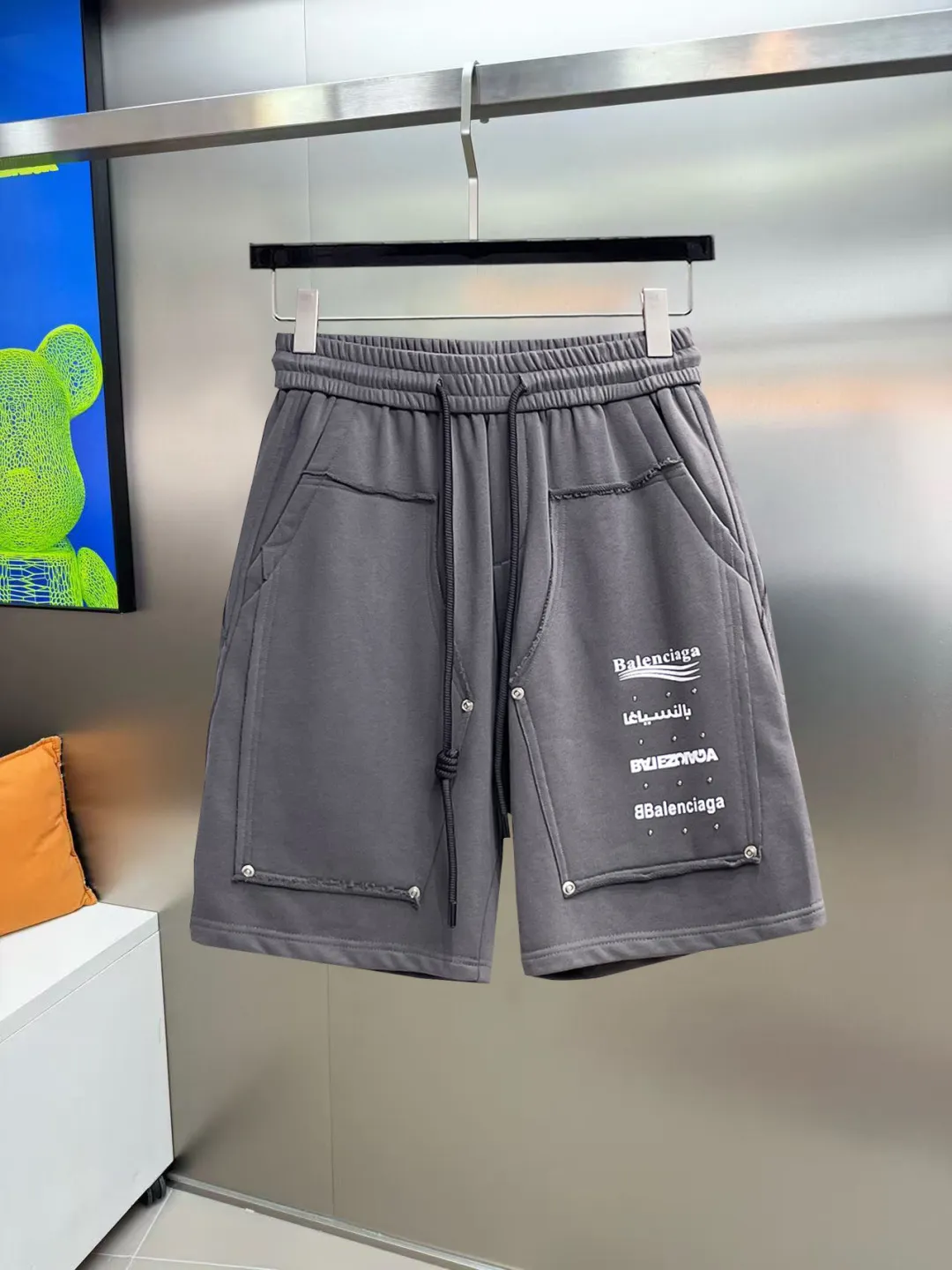 Balenciaga's three-standard complete 2026 summer New Arrival men's casual shorts, advanced custom-made Breathable fabric, Breathable fabric, extremely stretchy and comfortable, impeccable details, top-grade accessories, original logo design concept, delicate and soft feel! The upper body fit is awesome! Size: M-XXXL Please state your height and weight when ordering